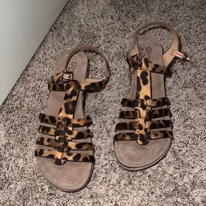 Leopard print strappy wedge in size 8 brad is Yoki